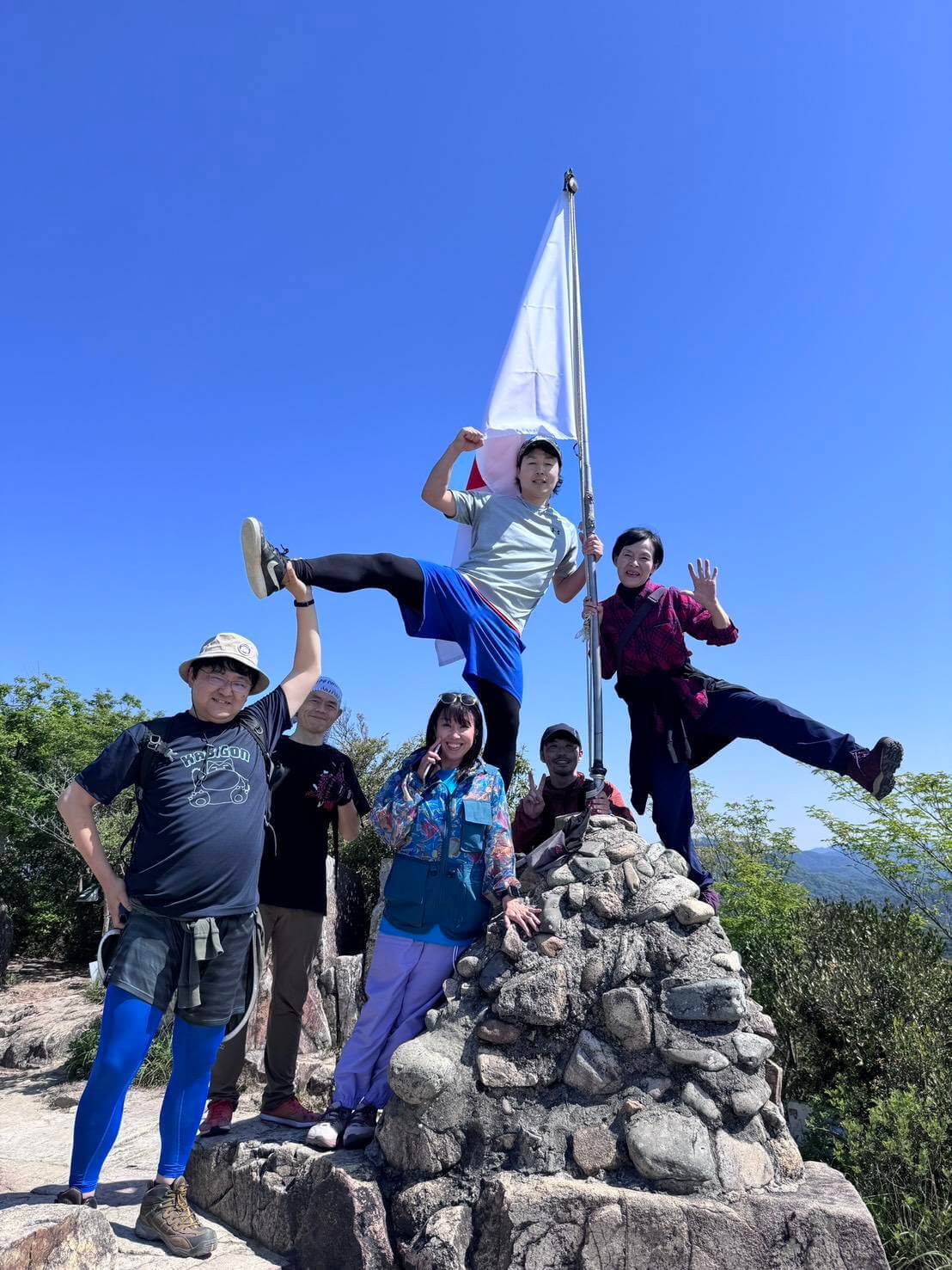山頂で深まる絆。新緑の右田ヶ岳登山レクを開催しました！【健康応援部】 - 社会福祉法人ひとつの会