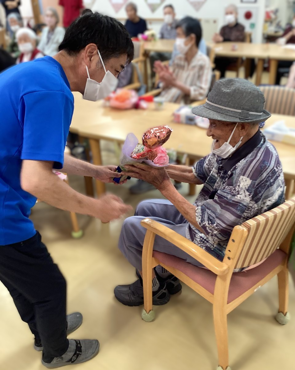 デイサービスの敬老会【デイサービスセンターフィラージュ開出】 - 社会福祉法人ひとつの会