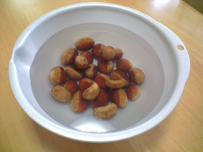 栗を塩水に浸します