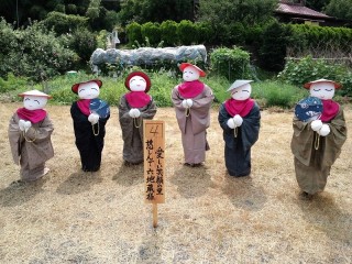 愛しい笑顔の里　慈しんで六地蔵様